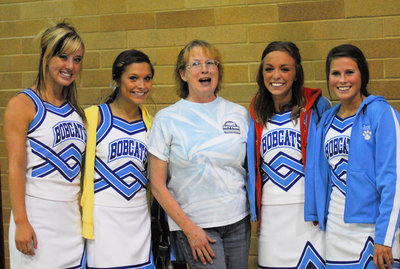 Image: Hilary Braeger, Jordyn Pugmire, Margie Smith, Jacqlyn Schwartz, Jade Daniels — Cheerleaders posing with one of the original graduates from Sky View High School