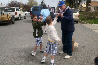 Image: Lions Sweets — Steve Teuscher handing out Creamies for the Lions Club